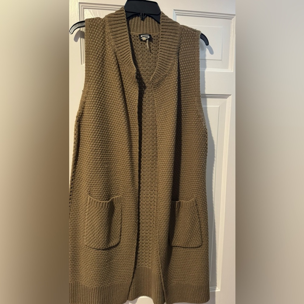 Sioni long sleeveless sweater in brown.
